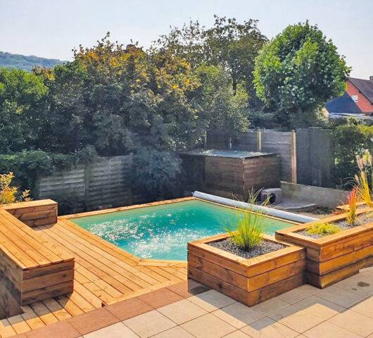 liner sur une piscine bois semi -enterrée à Obernai